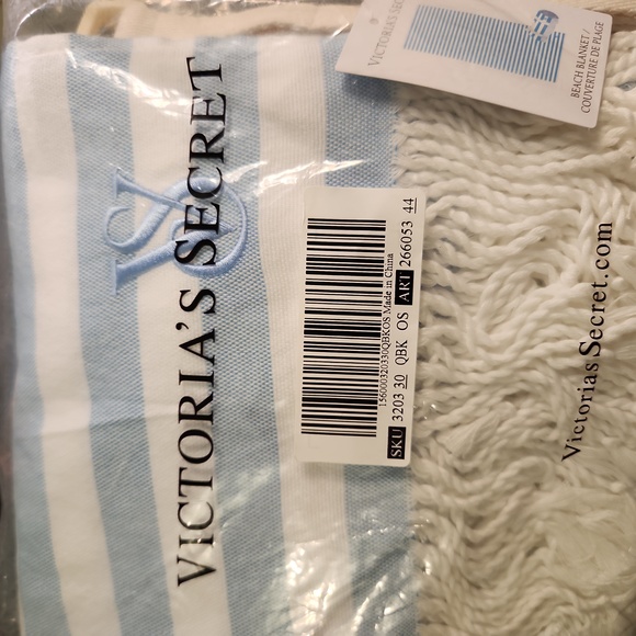 Victoria secret beach blanket - Picture 5 of 5